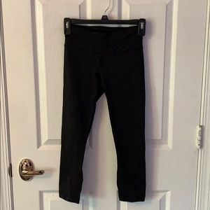 Black patterned Lululemon cropped leggings